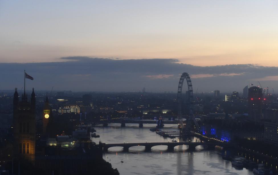 Bóng tối bao phủ nước Anh trong suốt cuộc trưng cầu dân ý Brexit.