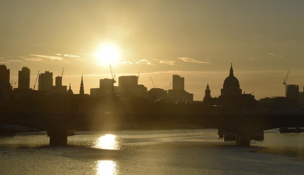 Khi ánh sáng dần biến mất ở London.
