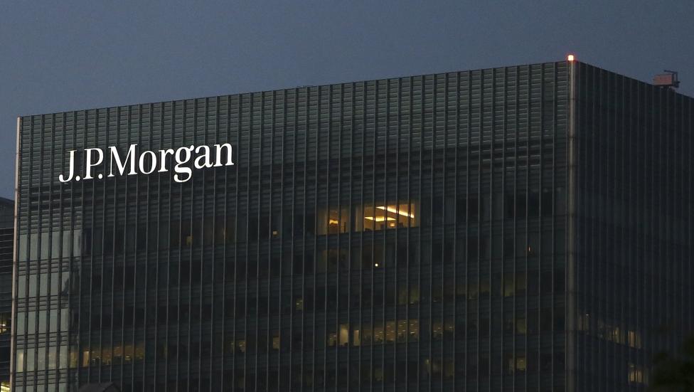 Chút ánh sáng ít ỏi từ văn phòng của ngân hàng J.P.Morgan tại Anh.