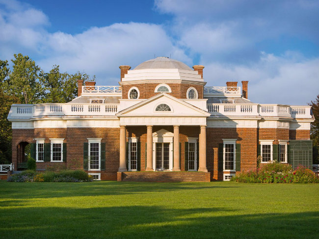 Monticello ở Charlottesville, bang Virginia là nơi ở của Thomas Jefferson. Ông đã thừa hưởng từ cha của mình 5000 mẫu đất và tự thiết kế cho ngôi nhà của mình, tốn hơn 40 năm để tạo ra được các phòng ở và những khu vườn tuyệt đẹp