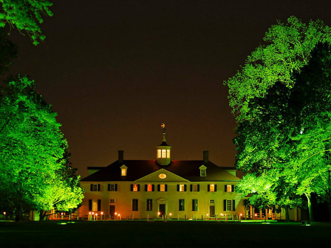 Khi George Washington mua lại Mount Vernon ở bang Virginia vào năm 1754, thì nó mới chỉ là một nhà ở xây trong trang trại mà bố ông đã gây dựng. Ông đã dành 45 năm để mở rộng nó và ngày nay nó có tới 21 phòng bên trong.