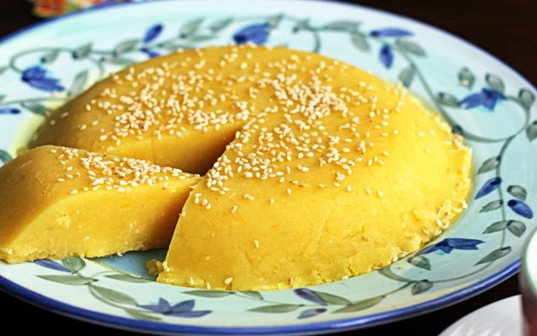 Chè kho Mỹ Độ có màu vàng hơi sậm - màu của đỗ với những hạt vừng tấm trắng rang thơm được rắc lên mặt đĩa chè như là vì sao sa. Hương đậu xanh, hương vừng, vị ngọt thanh của đường kính, vị béo thoang thoảng của mỡ, chất đậm đà của đậu xanh hòa quyện vào nhau. Ăn một miếng chè đỗ đãi ta thấy cái cảm giác thật khó tả: vị ngòn ngọt tan từ từ trong miệng.