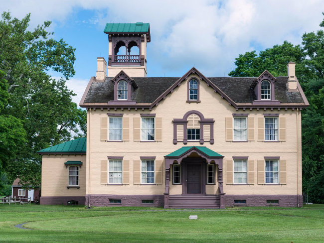 Sau khi thất bại trong vụ tái đắc cử vào năm 1840, Martin Van Buren đã quay trở lại khu biệt thự Lindenwald ở Kinderhook, New York làm một người nông dân bình thường. 