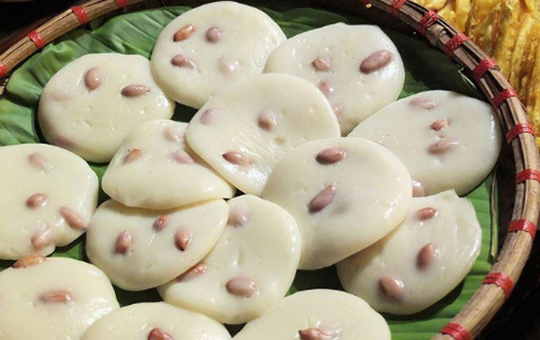 Bánh đúc làng Đồng Quan được nhiều người yêu thích bởi bánh vừa dẻo, vừa mát. Nhìn miếng bánh đúc trắng ngần, bóng mịn, lấm tấm mấy hạt lạc bùi bùi, giòn sần sật làm ta chẳng thể cưỡng lại mà cầm lên thưởng thức. Ăn bánh đúc phải chấm với tương bần. Khi đó, cái vị ngọt của gạo, vị nồng của vôi, vị béo của dừa, vị mặn của tương, tất cả hòa quyện thành vị quê nồng đượm.