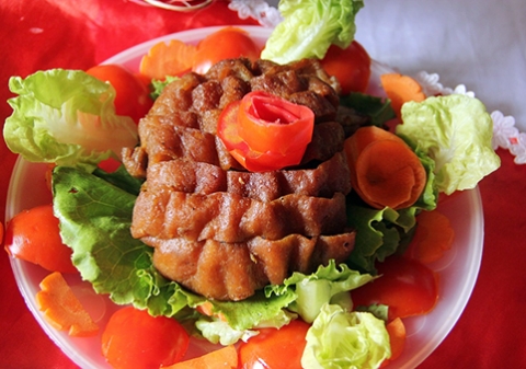 Đến Lục Ngạn, ăn món khâu nhục béo ngậy, đậm đà, nhiều dinh dưỡng, du khách chắc chắn sẽ muốn được thưởng thức món ăn này thêm nhiều lần nữa. Khâu nhục là món ăn có nguồn gốc của người Hoa, nguyên liệu chế biến gồm thịt lợn ba chỉ, đinh hương, thảo quả, ngũ vị hương, húng lìu, hoa hồi, quế, tiểu hồi...