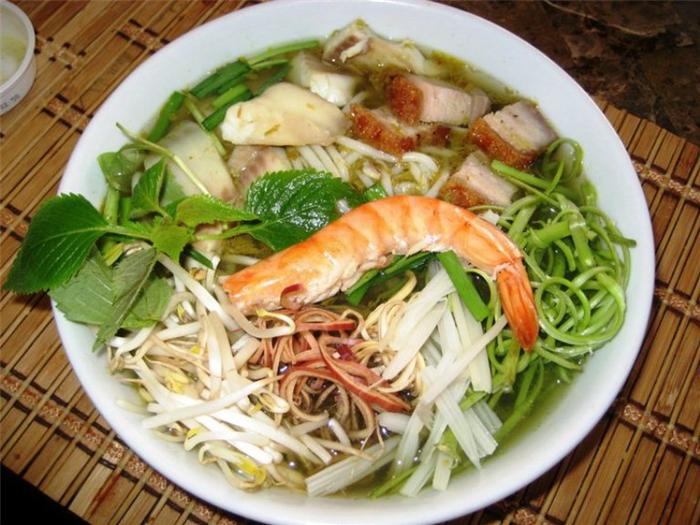 Ở Bạc Liêu, bún nước lèo được bán khắp nơi từ những gánh hàng rong cho đến những quán ăn gia truyền nổi tiếng. Có thể thưởng thức món ăn này vào nhiều thời điểm trong ngày: ăn sáng, xế, tối hay ăn khuya, nhưng không gì bằng vào buổi chiều trời mát, sau khi xong việc bè bạn rủ nhau đi ăn tô bún nước lèo. Nguyên liệu đi kèm là cá, tôm - phải là cá lóc đồng tươi sống làm sạch luộc nguyên con, bỏ xương lấy nạc, tôm đất tươi còn nhảy cũng luộc rồi lột vỏ. Hỗn hợp nước luộc cá, luộc tôm được cho vào nồi mắm, thêm nước dừa xiêm và sả nguyên cây đập dập nấu tiếp. Tuy nhiên, nước lèo có hương vị đậm đà hơn khi có thêm củ ngải bún đâm nhuyễn vắt lấy nước, trước khi nêm nếm gia vị cho vừa ăn. Nước lèo ngon nhờ chất ngọt của tôm cá, nước dừa, nhưng không được quá mặn dù phải dậy mùi mắm.
