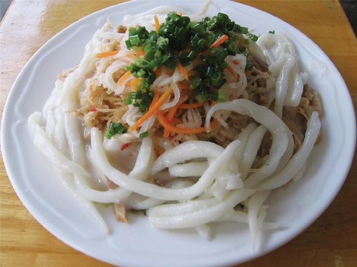 Bánh tằm bì có ở nhiều nơi nhưng chỉ riêng tại Bạc Liêu thì bánh tằm bì phải nói là ngon thuộc hàng đặc sản. Bánh tằm bì công phu từ khâu chọn gạo đến giai đoạn làm bì cũng đòi hỏi người làm phải tỉ mỉ, khéo tay. Bánh tằm bì của Bạc Liêu còn đặc biệt hơn ở chỗ điểm xuyết thêm một vài viên xíu mại giúp cho đĩa bánh tăng thêm chất lượng.