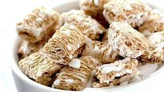 Bánh lúa mì cũng được nhiều người lựa chọn cho bữa sáng, tưởng chừng như những sản phẩm làm bằng lúa mì có thể cung cấp đủ dinh dưỡng và là một sự lựa chọn hoàn hảo. Nhưng thực tế thì không phải vậy dù nguyên liệu là lúc mì nhưng những chiếc bánh này chỉ dảnh đề làm bữa phụ và ăn kèm với trà chứ không thể thay thế bữa sáng bằng những chiếc bánh lúa mì.  Lượng calo mà bánh lúa mì cung cấp cho cơ thẻ vào khaongr 167 calo vơi 13,2 g đường; 1,7 g chất béo, 6,7 g protein và 0,2 g muối. Sử dụng bánh lúa mì cho bữa sáng không được các chuyên gia dinh dưỡng đánh giá cao mà chỉ đạt điểm 2/10. 