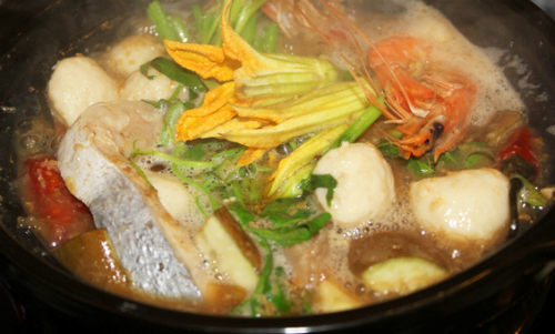Nơi đây, người dân thường chế biến món lẩu mắm này từ mắm cá sặc cùng nước dừa tươi, sả và tỏi phi thơm ngào ngạt. Lẩu mắm ăn kèm thịt ba chỉ, các loại cá lóc, cá ba sa... và rau cần, rau muống, mồng tơi, cải tím, ngó sen, bông so đũa, lục bình... 