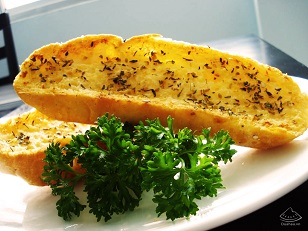 Bánh mì kẹp bơ. 8/10 điểm là con số các chuyên gia đánh giá cho món bánh mì kẹp bơ. Lượng calo mà bánh cung cấp cho cơ thể là 460 calo với 2,9 g đường; 6,9 g chất béo; 9,8g protein và 0,8 g muối. 