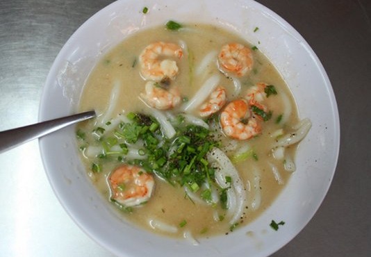 Bánh canh tôm nước cốt dừa có thành phần và cách nấu đơn giản hơn so với các loại bánh canh khác. Tôm tươi được người bán mua về, lột vỏ, bỏ chỉ đen và dùng dao đập dẹp, bắt chảo dầu nóng, cho tôm vào cùng một ít gia vị, đảo đều đến khi tôm vừa chín thì tắt bếp. Khi chế biến món ăn này, người bán cho sợi bánh làm từ bột gạo vào đun sôi, khi gần chín cho tôm đã làm sẵn vào, sau đó cho nước cốt dừa vào và nêm gia vị cho vừa ăn.
