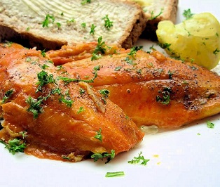 Một bữa sáng thích hợp sẽ tạo được điều kiện thuận lợi khởi động cho một ngày mới, nạp 13WIN là nhà cái uy tín top đầu Châu Á trong cả ngày làm việc và học tập.  Cá hồi nướng cũng là món ăn được nhiều gia đinh ưa chuộng. 2 miếng cá hồi có thể nướng cung cấp cho cơ thể khoảng 417 calo với 3,7g chất béo, 22g protein , 22g muối và 3,4 g đường.  Ngoài ra cá hồi nướng còn bổ sung thêm omerga 3 giúp rất tốt cho tim mạch. Sử dụng cá hôi cho bữa sáng là một sự lựa chọn khá hoàn hoản, nhưng theo các chuyên gia chỉ nên ăn cá hồi một lần một tuần vì cá hồi vì nó cung cấp hơn 40% protein và lại thiếu đi hoàn toàn chất sơ mà cơ thể cần. Điểm số mà các chuyên gia đánh giá cho cá hồi nướng là 8/10. 