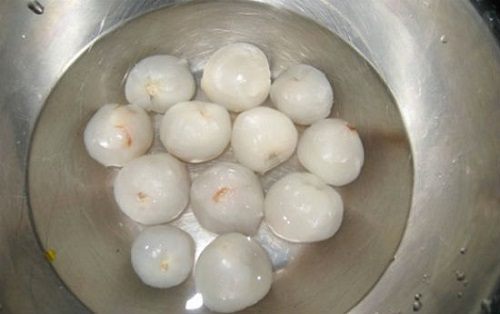 Ng&acirc;m muối lo&atilde;ng để quả vải giữ được độ gi&ograve;n