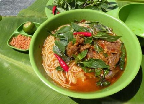 Phải nói bún bò cay là đặc sản có một không hai, chẳng những của Bạc Liêu, mà có thể là của cả vùng Đồng bằng sông Cửu Long. Dù vậy, có lẽ bún bò cay được chế biến chẳng lấy gì làm công phu, cầu kỳ. Chỉ là thịt bò nấu với sa tế mà thôi, nhưng bún bò cay ngon nhờ không dùng nhiều mỡ và đặc biệt được pha chế theo một công thức bí truyền. Vì thế, đến Bạc Liêu mà không ăn bún bò cay là xem như chưa “biết” Bạc Liêu vậy!