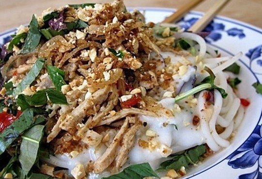 Bánh tằm Ngang Dừa tuy đơn giản nhưng rất khó làm bởi rất kén nguyên liệu, đòi hỏi phải là gạo tẻ lúa mùa chính hiệu được sản xuất quanh vùng. Bằng đôi tay khéo léo thuần thục, nhanh nhẹn của các cô gái địa phương đã tạo nên những cọng bánh tằm được nhiều người ưa thích, biết đến.  Bánh tằm Ngang Dừa có hai loại mặn và ngọt, khi ngồi xung quanh bên chiếc gánh tùy theo sở thích khẩu vị của quý khách mà thưởng thức cái hương vị đồng quê miệt biển Bạc Liêu. Chính vì nhiều lẽ đó mà bánh tằm Ngang Dừa trở thành một món ăn độc đáo và rất lạ lẫm hấp dẫn với khách du lịch phương xa.