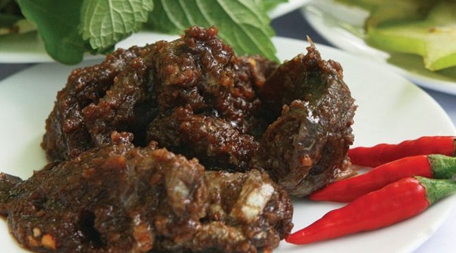 Mắm chua có mùi rất thơm, màu hơi xanh (không đỏ như mắm đồng), còn nguyên dạng con cá nhưng toàn bộ xương đã mềm. Mắm chua ăn cùng với vài trái bần hoặc vài trái ổi, thậm chí vài trái khế, chuối chát, me xanh, hoặc mấy lát dưa leo cũng được. Để tăng thêm hương vị và cho “dễ ăn”, nên có một nắm ớt hiểm xanh. Gắp một con mắm chua bằng cá sặc, cá rô hoặc cá chốt, cho nguyên con vào miệng, không cần phải xé (nếu là mắm cá lóc chua thì phải xé), cắn trái ớt hiểm và miếng ổi, nhai nghe vị mặn vị chua của con mắm mềm từ thịt tới xương hòa trên mặt lưỡi.