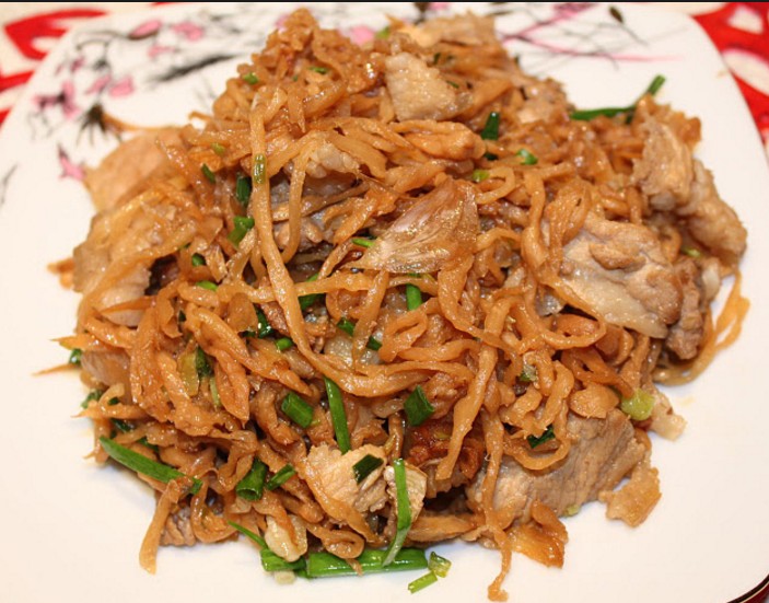 Không biết món cốn xại, xá bấu có tự khi nào, nhưng người Hoa ở Bạc Liêu sử dụng cốn xại (cải muối), xá bấu (củ cải muối) trong bữa ăn hàng ngày. Đây được coi là món ăn đặc sản mang đậm tính truyền thống của người Hoa.  Muốn làm cốn xại ngon, thì cải làm cốn xại (cải tùa xại dùng để làm dưa cải) phải thật tươi non. Đầu tiên, cải được cắt thành miếng nhỏ hoặc để nguyên bắp, rồi đem phơi cho đến héo, nếu không khi làm cải dễ bị hư, đây được coi là khâu quan trọng nhất. Cải sau khi phơi xong, sẽ đem trộn với muối hột, đường, rượu và nhất định không thể thiếu củ riềng để tạo mùi. Cốn xại tính từ khi muối, đến khi ăn được cũng mất hai tuần.