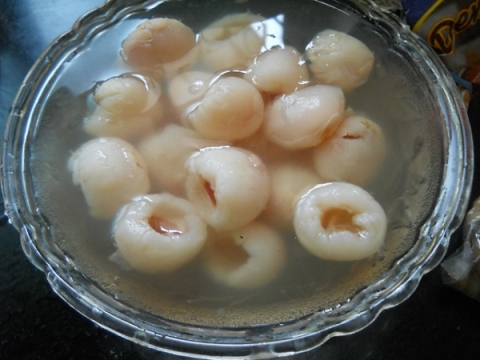 Miếng vải ăn ngọt thanh v&agrave; vẫn giữ độ gi&ograve;n, nước vải ng&acirc;m đậm đ&agrave; hương vải
