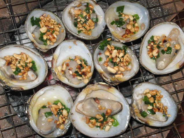 Vọp nướng chông là một món ăn dân dã nhưng thuộc loại đặc sản đậm chất khẩn hoang của người dân ven biển Bạc Liêu . Những cánh rừng sác ven biển, đất luôn cao ráo, là nơi sinh sống của vọp. Sau khi bắt được nhiều vọp rồi, người ta dọn một khoảnh đất nhỏ, cắm chặt miệng chúng xuống đất. Tiếp theo, rải lớp nhánh đước hoặc củi khô thật đều lên rồi mồi lửa. Lửa tàn, vọp chín nhưng không há miệng được vì bị đất “gài” cứng, không xì nước, thịt ăn thơm ngọt không gì sánh bằng.Gạt bỏ lớp tro, người ta bắt từng con, tách miệng ra sau đó thưởng thức vị ngọt ngon của nước vọp, chấm thịt vọp vào muối tiêu chanh ớt, ăn ngon không thể cưỡng được. Ngoài ra vọp còn chế biến vọp thành nhiều món: vọp nấu chua cơm mẻ, vọp luộc gừng, vọp kho sả, gỏi vọp bắp chuối rau thơm, nhưng đứng đầu vẫn là vọp nướng mỡ hành.