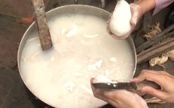 Cháo thái – đặc sản Bắc Ninh – ăn nhẹ bụng mà rất ngon. Húp từng thìa cháo sẽ thấy mùi thơm béo của nước dùng, cay nồng hạt tiêu và đậm đà gia vị, thoang thoảng hành hoa, nhất là cái mịn như tan đi trong miệng của gạo xay. Thịt gà, thịt lợn nhừ, bùi càng làm cho cháo thái hấp dẫn và vừa miệng hơn.Cháo thái ngon nhất khi còn hôi hổi nóng, vừa ăn, vừa đổ mồ hôi và hít hà mới thú.