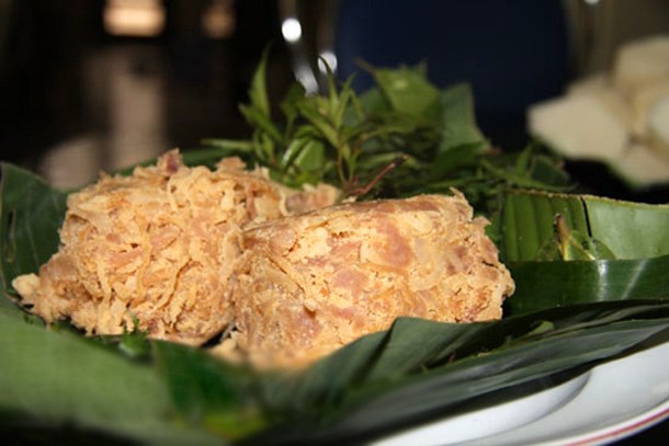Nem Bùi được khai sinh ở làng Bùi Xá, xã Ninh Xá, huyện Thuận Thành, tỉnh Bắc Ninh. Nghề làm nem ở đây đã có hàng trăm năm, đời này kế tiếp đời kia phát triển và gìn giữ nghề cha ông để lại.Trải qua bao thăng trầm, vài năm trở lại đây nem Bùi dần có mặt trên thị trường và trở thành món ẩm thực ngon, rẻ, đồng thời là món quà trao tay ý nghĩa cho bạn bè, người thân sau mỗi dịp ghé qua Bắc Ninh.  Nguyên liệu làm món nem Bùi phải là giống lợn ỉ đen, lưng gẫy hình yên ngựa, mõm ngắn nuôi bằng cám gạo và bèo cái, hoặc rau chuối. Cả con lợn thịt ra cũng chỉ lấy được hai cái thăn và phần mỡ gáy để làm nem. Công đoạn làm rất công phu và cẩn thận để giữ vệ sinh an toàn 13Win OKVIP Cá cược bóng đá.