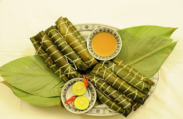 Những ngày lễ tết ở vùng Yên Phong đã đành, nay thì ở hội Lim (Tiên Du), hội Đền Đô (Từ Sơn)… các nhà hàng khách sạn ở Bắc Ninh, Hà Nội rồi đến những ngày khánh thành, lễ cưới sang trọng đều thấy có bánh tẻ làng Chờ. Đang lúc rượu ngà ngà các món cao lương ngũ vị cũng đã ngán cả rồi thì thứ bánh tẻ quê mùa vừa dẻo vừa dai, vừa giòn vừa thơm, vừa thanh vừa mát làm cho người thêm tỉnh táo, lại chắc cái dạ thì thật là tuyệt. Bánh tẻ ăn lúc còn nóng mới ngon. Mâm cỗ ngày tết sau khi nhâm nhi chén rượu, mới bóc bánh ra, dùng con dao bài cắt bánh bày lên đĩa, lúc bấy giờ mọi người cùng thưởng thức. Bánh tẻ làng Chờ dẻo chứ không nhão, nát như thứ bánh giò mà bạn thường thấy, vừa có độ giòn lại vừa có vị đậm, vị béo của nhân, nồng nàn của mùi lá, không thể lẫn vào thứ bánh tẻ nào khác được.