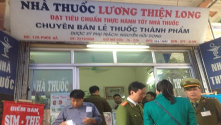 Cơ quan chức năng kiểm tra hệ thống cửa h&agrave;ng của Trần Thị &Aacute;nh Tuyết. Ảnh: Minh Đức