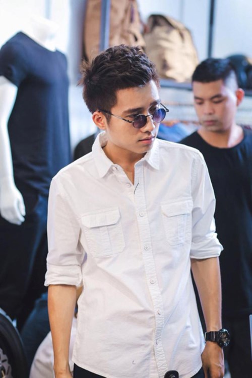 Đang thành công trong lĩnh vực diễn xuất, Mạnh Quân bất ngờ chuyển hướng sang làm ca sĩ, song may mắn không mỉm cười với chàng trai này. Nhóm nhạc của anh tan rã sau một thời gian ngắn hoạt động. Hiện tại, hot boy Hà Thành là một trong những nhân vật chủ chốt trong bộ phim sitcom 5S Online với vai Quyết đại ca.