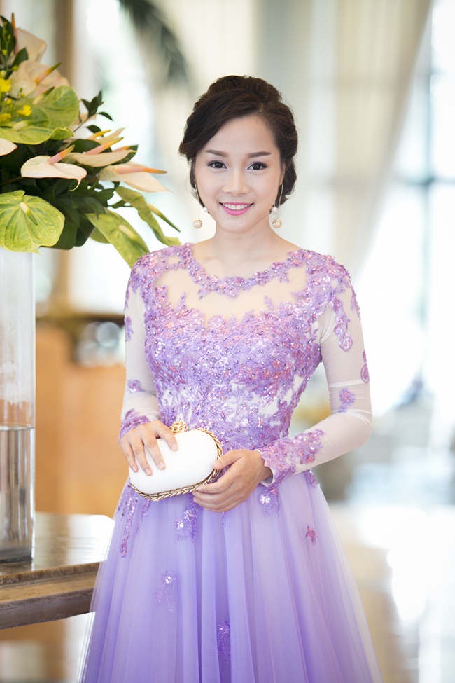 Có thể nói, Minh Hương là người may mắn nhất khi có một cuộc sống bình yên, hạnh phúc nhất và không có sóng gió xảy ra như những người bạn của mình. Cuối năm 2009, Minh Hương kết hôn với chú rể Lê Huỳnh và đến nay, vợ chồng cô đã có hai nhóc tì kháu khỉnh, đáng yêu. Ngoài theo đuổi nghiệp diễn, hiện tại, Minh Hương đang làm MC thời sự của kênh truyền hình ANTV.