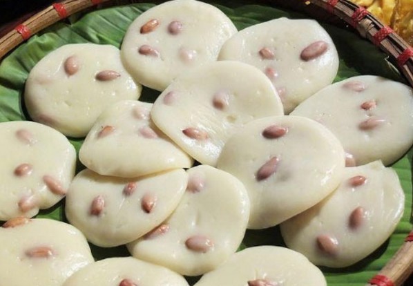 Tương Đình Tổ hợp nhất với bánh đúc lạc. Thử tương rồi, nhất định phải ăn bánh đúc lạc chấm tương mới thấy hết cái tinh túy của chúng bổ sung cho nhau tuyệt vời như thế nào. Chẳng cầu nguyên liệu cao sang, chỉ từ hạt gạo làng quê với sự khéo léo của các mẹ, các chị xứ Kinh Bắc là khiến người ăn mê mẩn thứ bánh nhà quê này. Bánh đúc làm từ gạo tẻ ngâm với nước vôi trong, nghiền nhỏ thành bột cho vào nồi nấu và quấy thật đều tay. Lúc gần được thì cho lạc rang vào trộn đều.  Khi bánh được đổ ra mẹt lót lá chuối, chờ nguội thì xắt từng miếng chấm cùng tương. Bánh đúc lạc Bắc Ninh không nát bấy mà giòn giòn, cầm không hề dính tay, mịn, bóng. Cái bùi của lạc rang, cùng với vị gạo thanh thanh và đậm đà, beo béo của tương hòa vào nhau vừa dung dị, vừa gợi nhiều cảm xúc về một vùng đất rất đỗi bình yên.