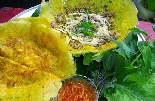 Bánh xèo không còn là món xa lạ với người Nam Bộ nhưng bánh xèo ốc gạo lại là món đặc sản của cồn Phú Đa (huyện Chợ Lách - Bến Tre). Cồn này là một trong những nơi hiếm hoi ở miền Tây có số lượng sinh sản của ốc gạo đông đảo nhất. Hàng năm, ốc gạo sinh sôi nhiều nhất vào tháng 4-5 âm lịch, nhưng con ốc gạo đạt đỉnh điểm về số lượng phải vào Tết Đoan Ngọ. 