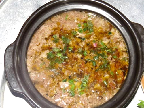 Cua đồng sinh sống khá nhiều trên các đồng ruộng Bến Tre. Sau khi rửa sạch bùn đất, bỏ mai thì đem giã nhuyễn, lọc lấy tinh chất, bỏ phần xác. Phần tinh chất này đun cùng nước cốt dừa tới khi thấy nổi váng đông thì hớt bỏ. Sau đó thêm sả, vài lát ớt, nêm nếm gia vị cho đậm đà rồi kho trong lửa nhỏ. Món này có mùi thơm của sả quyện cùng vị béo nước dừa, ngọt thanh trong từng miếng cua. Bạn nên ăn cùng cơm nóng để cảm nhận rõ nhất hương vị.
