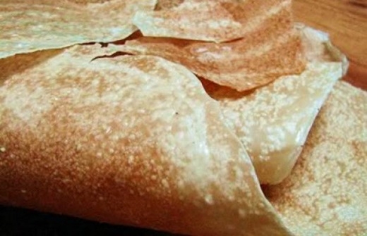 Mỹ Lồng, Bến Tre trứ danh nhất vùng đồng bằng sông Cửu Long với loại bánh tráng dừa vừa béo vừa xốp, vừa đặt lên lò than đã tỏa hương thơm lừng. Bánh tráng nướng trên bếp than cho vừa chín hai mặt, dậy mùi của dừa quyện với bột, lấy ra ăn nóng là ngon nhất. Giòn giòn như bất cứ loại bánh tráng nào nhưng dừa đem lại cho nó vị thơm ngọt không bánh tráng ở đâu sánh bằng.