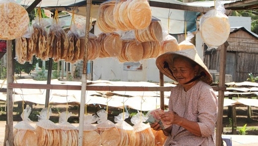 Bánh phồng là niềm tự hào của người dân Sơn Đốc, Bến Tre. Mùi hương gạo nếp, hương dừa phảng phất trong từng chiếc bánh phồng nhỏ nhắn luôn khiến những người xa quê nhớ hoài. Bánh phồng ở đây còn có tên gọi dân gian là bánh phồng chuồi. Miếng bánh nhỏ nhưng dày hơn nơi khác, khi nướng sẽ phồng to. Nướng bánh tráng lẫn bánh phồng ngon nhất là trên ngọn lửa rơm hoặc lửa than. Người Nam Bộ thường chẻ một đoạn sống lá dừa xòe ra như nan quạt để nướng bánh. Người nướng phải nhanh tay lăn trở để bánh nóng chín và giòn đều.