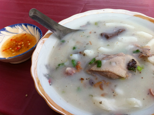 Miền Tây là xứ sở của bánh canh bột xắt, những vùng khác còn gọi là bánh canh bột gạo. Tựu chung, nguyên liệu chính của món bánh canh này là bột gạo, tùy vào cách chế biến mà có tên gọi khác nhau. Để làm bánh canh bột xắt, người nấu phải cán bột ra thớt rồi xắt từng thanh mỏng bỏ vào nồi nên có tên gọi là bánh canh bột xắt.