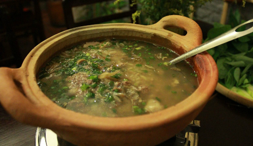 Về xứ ruộng mà không ăn cua đồng thì coi như chưa về ruộng. Vùng đồng bằng sông Cửu Long ruộng lúa bao la, cua đồng là sản vật thiên nhiên ban tặng cho người dân miệt ruộng. Cháo cua đồng phải nấu trong nồi đất mới bài bản, theo như cách của lưu dân phương Nam từ xưa tới đây đã biết cách dùng nồi đất nấu nướng để giữ nguyên hương vị của món ăn.