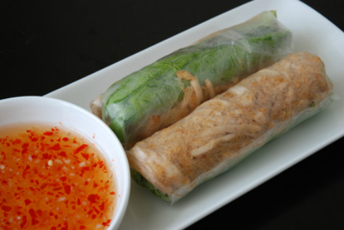 Miền Tây là xứ của các món cuốn. Bì cuốn cũng là tinh túy nằm một trong số đó. Món ngon vặt miền Tây này được chính xứ sở sản sinh ra nó đưa lên hàng đặc sản. Ngoài những thành phần phụ trợ cơ bản như rau, bún, thì bì cuốn không có thịt với tôm mà cuốn bằng “bì” – hỗn hợp của thịt ba rọi với da heo cắt nhỏ.