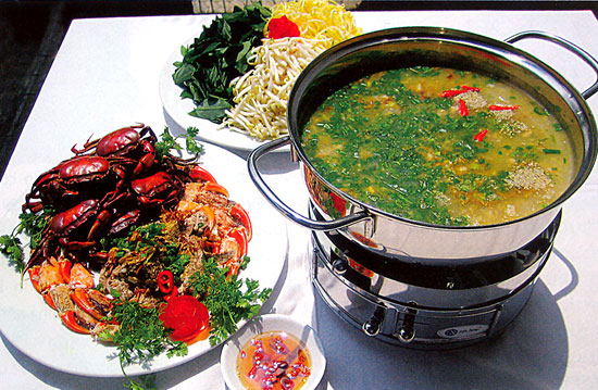 Nếu đến Bến Tre mà chưa thưởng thức món lẩu cháo cua đồng thì quả là chuyến đi mất đi một phần “hương vị”. Chỉ mới nghe qua thôi đã thấy thèm vì món lẩu này nằm trong danh sách các món lẩu trứ danh của miền Tây Nam Bộ. Để nấu lẩu cua đồng, người nấu cũng phải bỏ công ra nhiều không kém gì các món lẩu khác. Cua đồng rửa sạch, tách mai và yếm bỏ. Gạch cua lấy từ yếm ra, trộn với một số gia vị, để riêng. Phần còn lại của cua xay nhuyễn, hòa nước lạnh, quậy đều, lược lấy nước cốt.