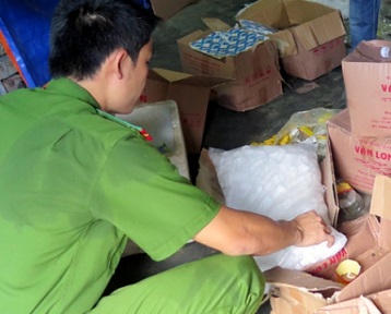Ph&aacute;t hiện h&agrave;ng trăm chai nước mắm giả l&agrave;m từ nước v&agrave; muối. Ảnh DT