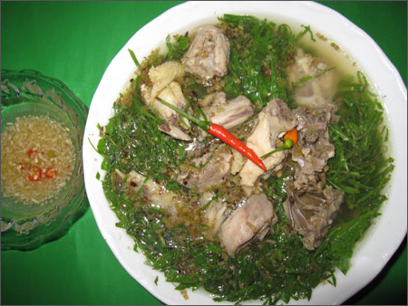 Để làm món thịt gà nấu canh lá cách cần chuẩn bị gà, lá cách và sả ớt. Gà phải chọn gà ta đem về làm sạch, để ráo. Chặt gà thành những miếng ăn và ướp gia vị gồm muối, đường, bột ngọt, sả, ớt bằm. Để thịt gà khoảng 15 phút cho thấm gia vị. Bắc chảo lên bếp, đổ một ít dầu vào để phi tỏi, nghe dậy mùi thơm thì cho thịt gà vào, dùng đũa trở đều, xào cho săn lại. Cho thịt gà (đã xào) vào nồi cùng với nước lã nấu sôi đến khi thịt gà chín hẳn. Nêm nếm cho vừa khẩu vị.