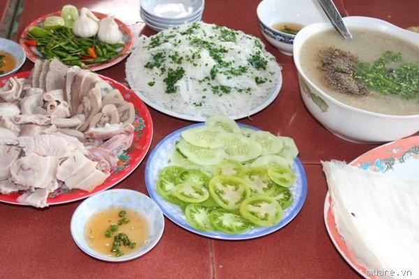Bánh hỏi là đặc sản của Bình Định, thịnh và ngon nhất là ở Diêu Trì (Tuy Phước). Cách chế biến món bánh này như sau: Gạo tám thơm được vo kỹ, ngâm nước một đêm, vớt ráo, xay nhuyễn bằng cối đá - Bột nước cho vào bao vải khô, ''đăng'' cho ráo nước. Đem hấp bột vừa đủ chín, nhồi và chia bột thành từng khối chừng nửa ký gọi là ''giảo'' bột đưa vào khuôn ép thành bánh. Bánh được hấp vừa đủ chín.