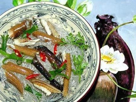 Bún Song Thằn làng An Thái (An Nhơn) từ lâu đã quen thuộc trong câu ca ''Nón ngựa Gò Găng, bún song thằn An Thái''. Chắc mọi người còn đang thắc mắc về cái tên lạ lẫm của loại bún này?. Sở dĩ có tên gọi như vậy vì khi làm bún, người ta thường bắt dây bún từng đôi một. Bún song thằn nổi tiếng ở Bình Định vì có hương vị thơm ngon và có giá trị dinh dưỡng cao vì làm từ đậu xanh. Bún song thằn có thể ăn cùng với lòng gà hoặc mua về làm quà cho người thân.