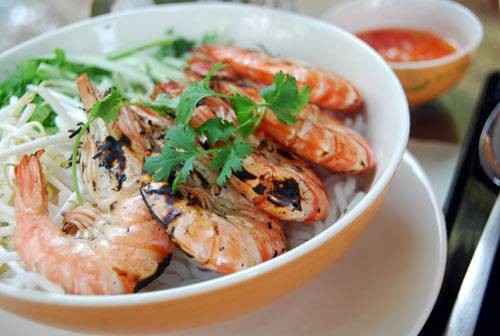 Để có một tô bún tôm Châu Trúc ngon phải trải qua nhiều công đoạn cầu kỳ. Đầu tiên là làm bún. Gạo được ngâm vào nước cho mềm rồi mang đi xay rồi cho vào túi vải đăng ráo nước, sau đó đưa vào cối giã nhuyễn. Mỗi cối bột là một dặn, người bán bún ép bún từ dặn, bún chạy thẳng vào nồi nước luộc. Tôm dùng làm bún phải là những con tôm đất được đánh bắt từ đầm Châu Trúc, hãy còn sống, nhảy tanh tách, bỏ vào cối giã nhuyễn cùng với tí muối, tí ớt...
