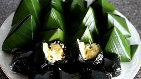 Bánh ít lá gai là một loại bánh đặc sản của người dân Bình Định nói riêng và miền Trung nói chung. Đây là một loại bánh không thể thiếu trong các dịp lễ tết hay cưới, hỏi. Nguyên liệu chính để làm bánh là bột nếp và lá gai. Nhân bánh ít lá gai vị ngọt, được làm từ đậu xanh hoặc dừa. Bánh ít lá gai khi ăn mềm, dẻo cùng vị ngọt vừa phải rất ngon miệng.
