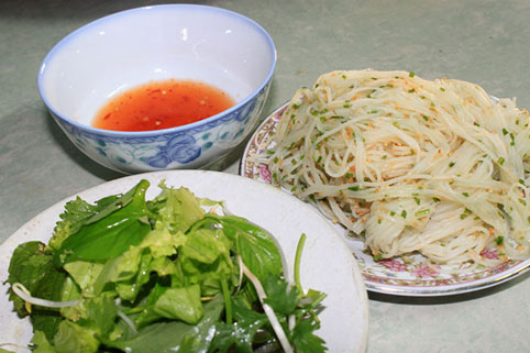 Bánh dây là món ăn có nguồn gốc từ thị trấn Bồng Sơn, huyện Hoài Nhơn. Đây là một món ăn làm từ gạo, nhưng lại mang hương vị khác hẳn. Điểm đặc biệt trong công đoạn chế biến đó chính là muốn có bánh dây ngon thì phải dùng đến gạo lúa cũ đã thu hoạch từ nhiều tháng trước. Bánh dây ăn cùng một ít dầu hẹ được thoa đều và đậu phộng giã nhỏ được rải lên. Vị dai của sợi bánh dây hòa lẫn với mùi thơm của nước mắm ngon tạo nên một món ăn dân dã, mộc mạc nhưng vẫn mang đậm hương vị riêng khó quên của miền đất võ.