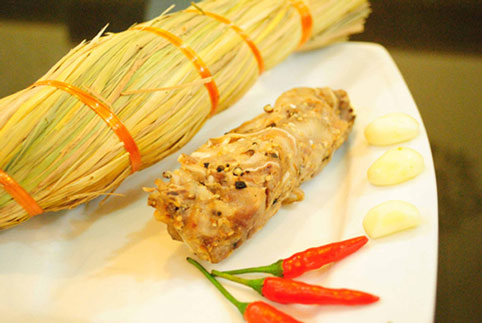 Được bọc trong hình hài trông như những chiếc “cán chổi” nhỏ xíu được treo lủng lẳng ở các tiệm ven đường, tré Bình Định là một trong những mồi nhậu không thể thiếu của người dân bản địa ăn kèm cùng với rượu bầu đá. Nguyên liệu để làm nên món tré nức tiếng đều là những nguyên liệu quen thuộc như: thịt tai heo, thịt đầu heo, thịt ba chỉ cùng với gia vị mè, thính, riềng, ớt, lá ổi non và tỏi. Món tré với đầy đủ các vị mặn, ngọt, béo, chua, cay và chát thường được dùng như món khai vị trong các bữa tiệc.