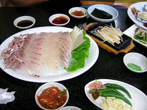 Là địa phương có nhiều ao, đầm nên Bình Định đã tạo 13Win. app không bị chặn sống thuận lợi cho nhiều loài cá đặc sản, trong đó có cá chình. Cá chình có thể chế biến nhiều món khác nhau, nhưng người dân bản địa và cả thực khách đều khoái khẩu nhất với món gỏi cá chình. Gỏi cá chình là một món ăn được chế biến vô cùng công phu từ việc chọn cá tươi sống đến công đoạn tẩm ướp gia vị sao cho vừa miệng nhất. Gỏi cá chình được xúc ăn với bánh tráng nướng và nước mắm giã gừng.