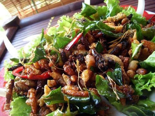 Sáp nhộng ong thường được thợ lấy trong rừng đem về, làm thành nhiều món nhưng ngon nhất vẫn là gỏi nhộng. Sự kết hợp giữa vị bùi, ngậy của nhộng ong cùng các vị chua, cay tạo thành món ăn thú vị.