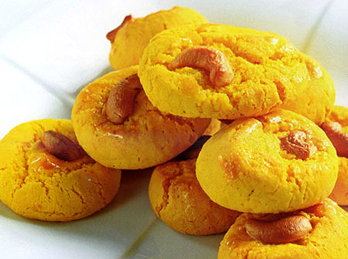 Bánh hạt điều là đặc sản khác từ hạt điều được khách du lịch tới Bình Phước được ưa thích. Nguyên liệu chính để làm bánh hạt điều là hạt điều, bột nổi, bột quế, trứng gà, đường, bột mì, một chút dầu ăn.  Bánh hạt điều khi chín sẽ có màu vàng của trứng, màu trắng của bột, kết hợp với mùi thơm và vị giòn tan của hạt điều, mùi thơm của bột quế, vị ngọt của đường, vị béo của dầu ăn rất hấp dẫn.