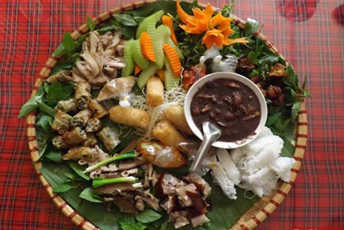 Heo thả rong là đặc sản của sóc Bom Bo (huyện Bù Đăng, tỉnh Bình Phước) được nhiều du khách biết đến. Đây là loại heo được nuôi bán hoang dã, hoàn toàn không dùng 13Win1 nhập link nhà cái chế biến nên chất lượng thịt ngon, ít mỡ. Loại heo nuôi thả rong này còn được gọi bằng nhiều tên khác như: Heo tộc, heo do đồng bào nuôi…